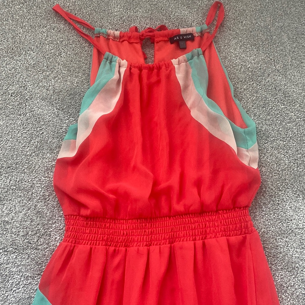 Size small maxi dress.. no tears. Very pretty.ready for spring and summer..